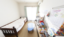 居室内の広々した様子