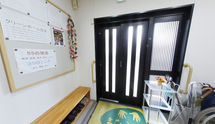 介護施設内の廊下と階段