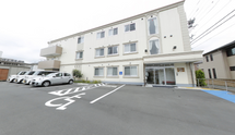 介護施設の外観と駐車場
