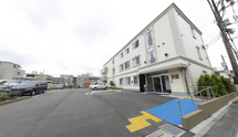 介護施設外観と住宅街の風景
