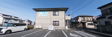 ゆとりある施設外観と駐車スペース