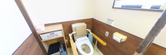 手すり付きの清潔なトイレ空間