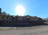 広々とした敷地の建物