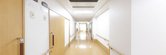 介護施設内の廊下とケアルーム