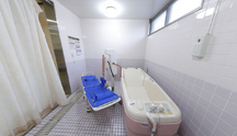 介護施設内の設備充実した浴室