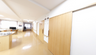 快適な勤務環境を持つ施設内廊下