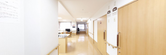 ケア施設の廊下とエレベーター
