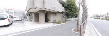 介護施設外観、街並みを背景に