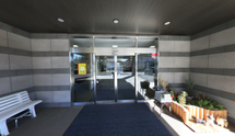 明るい介護施設のエントランス