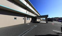 介護施設の外観と駐車場