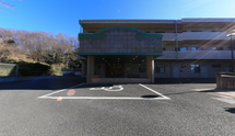 晴れた日の介護施設正面