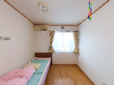 明るい個室の居室  