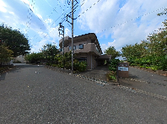 緑豊かな敷地入口