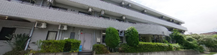 介護施設の外観と駐車場