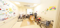 明るい介護施設の室内風景