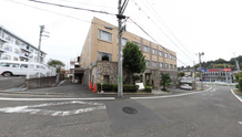 緑豊かな環境にある職場外観