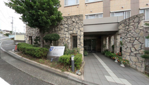 介護施設の入口と外観
