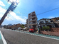 明るい住宅街の道路  