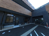 木目外装の建物外観  