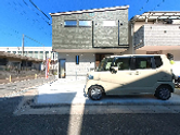 明るい外観の施設前  