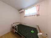 明るい個室の居室  