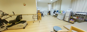 広々リハビリ室とトレーニング機器