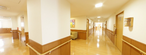 明るい介護施設の廊下