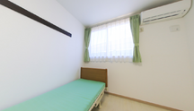 シンプルな介護用ベッドの部屋