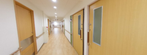 綺麗で広い介護施設の廊下