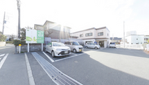明るい住宅街の介護施設