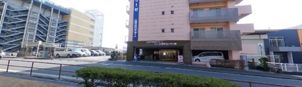 介護施設外観と緑豊かな公園
