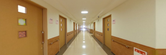 広々とした温かみのある廊下