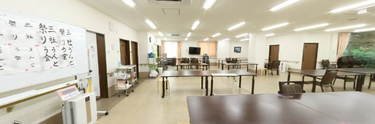 広々とした介護施設の食堂兼活動室