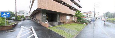 介護施設の建物とアクセス道路