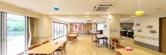 介護施設の明るい共用エリア
