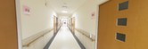 ケアホームの廊下とドア