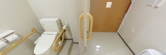 バリアフリー設計のトイレ施設