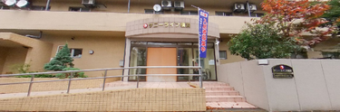 落葉が舗道を彩る介護施設前