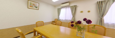 介護施設の明るい食堂