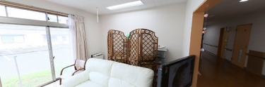 屋内の広いリラクゼーションスペース