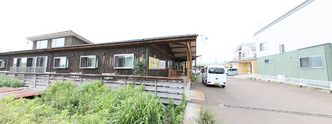 ゆったりとした施設前の風景