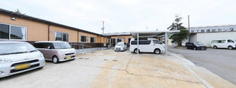介護施設の外観と駐車場