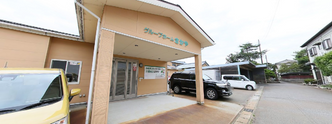 介護施設のエントランスと駐車場