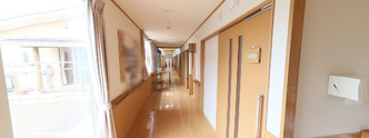 施設内廊下の風景