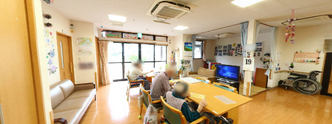 快適なリビングルームのある介護施設