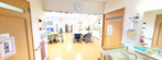 広く明るい介護施設の内部