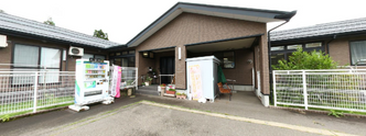 介護施設の外観と駐車場