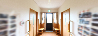 施設内の清潔な通路