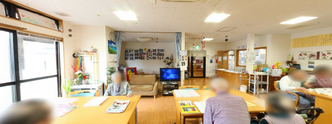 共用スペースで過ごす入居者とスタッフ