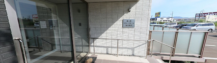 介護施設の入口とアクセス